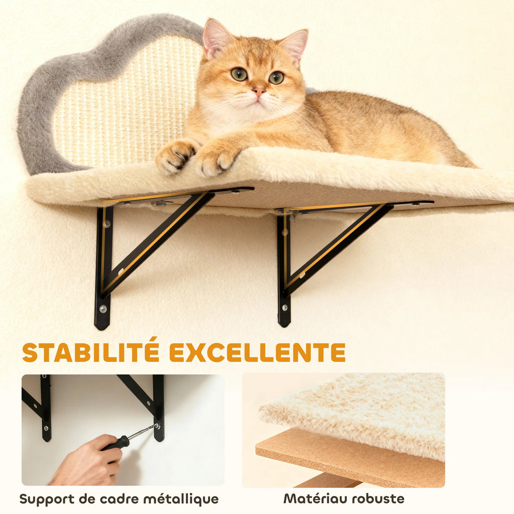 Chat roux couché sur une plateforme murale suspendue en bois avec coussin rembourré.